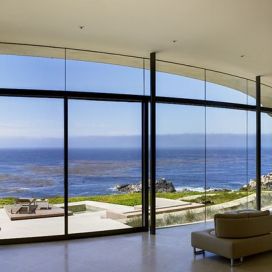 Obývacia izba s výhľadom na more