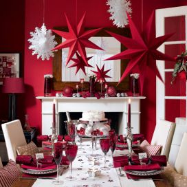 Vianočný stôl v červenej