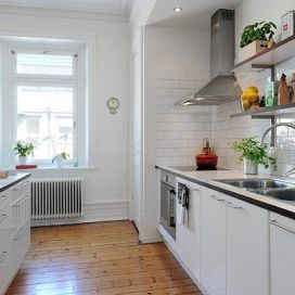 Biela kuchyne bez horných skriniek
