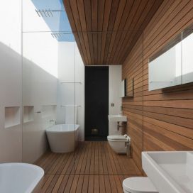 Moderná kúpeľňa s drevenou podlahou a obklady z dreva