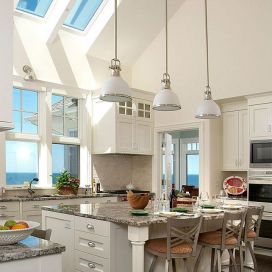 Biela kuchyňa s veľkými oknami