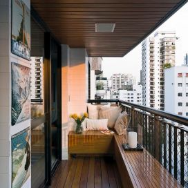Dlhý balkón s dreveným obložením