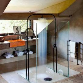 Sklenený sprchovací kút uprostred kúpeľne