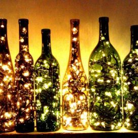 Fľaše od vína zaplnené svetelným reťazou Jana Grisanti