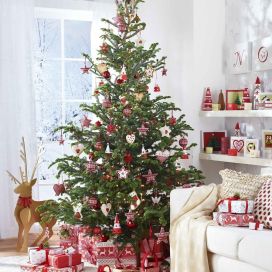 Vianočný stromček s látkovými ozdobami