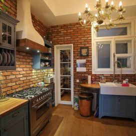 Kuchyňa s tehlovou stenou
