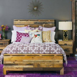 Pekná drevená posteľ