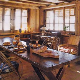 Jedáleň v starej drevenici
