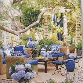 Modré sedenie na záhrade
