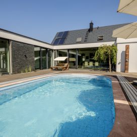 Bazén pri moderného domu