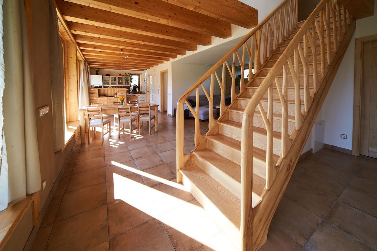 Pasívny slamněný dom - drevené schody - 