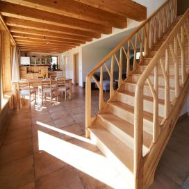 Pasívny slamněný dom - drevené schody