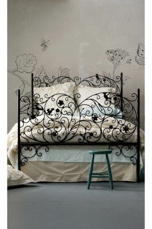 Kovová zdobená posteľ - 