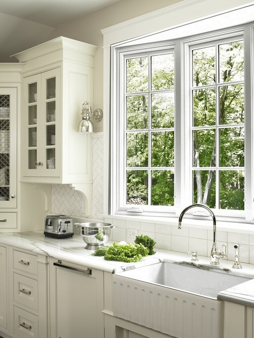 Krásne tabuľkové okno v bielej kuchyni - 