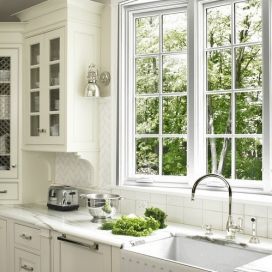 Krásne tabuľkové okno v bielej kuchyni
