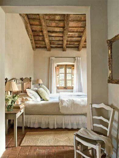 Spálňa s dreveným stropom - 