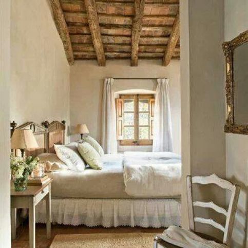 Spálňa s dreveným stropom Kamila Trojková