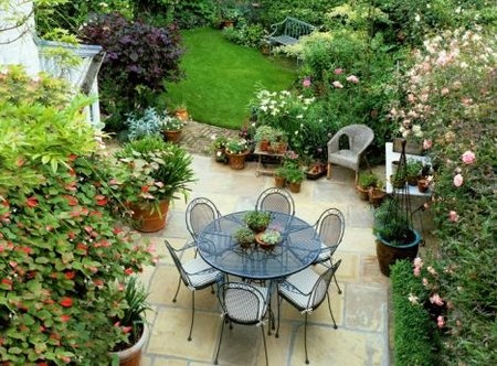 Terasa v peknej záhrade - 