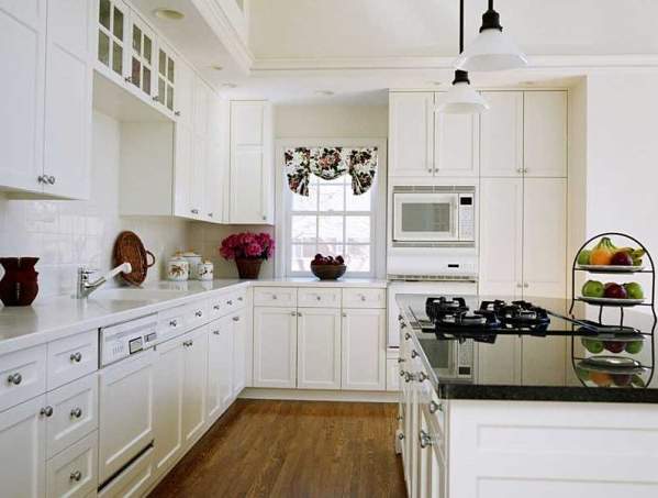 Biela kuchyne s drevenou podlahou - 