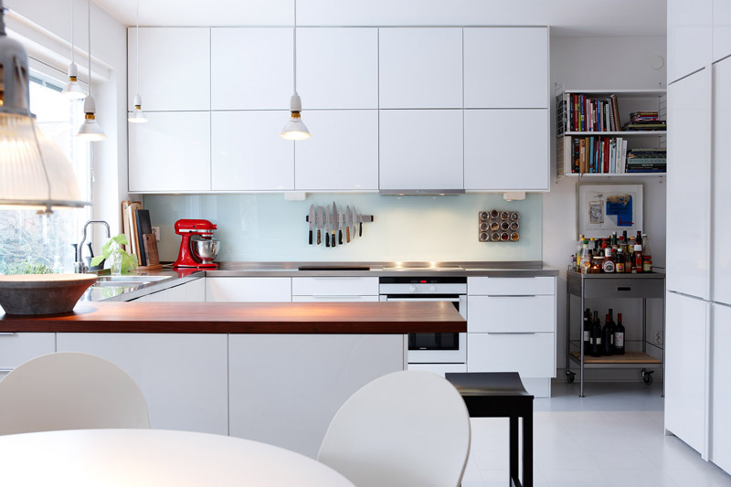 Biela modernej kuchyne k stropu - 