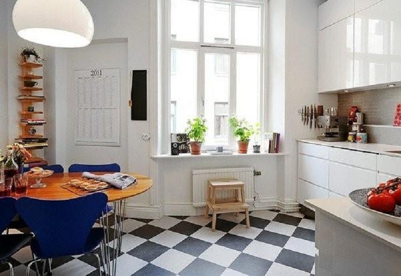 Škandinávska kuchyne s čiernobielou dlažbou - 