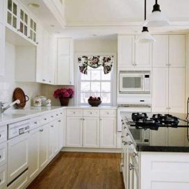 Biela kuchyne s drevenou podlahou