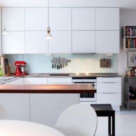 Biela modernej kuchyne k stropu