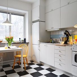 Biela kuchyne s čiernobielou podlahou