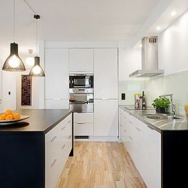 Biela kuchyňa s drevenou podlahou
