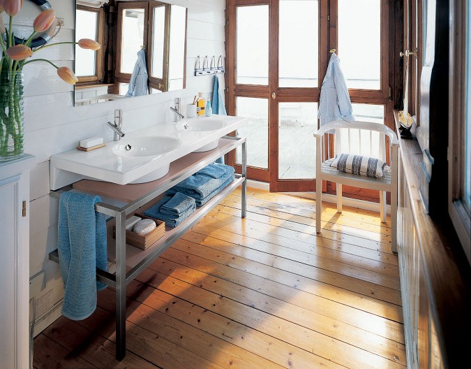 Kúpeľňa s drevenou podlahou - 