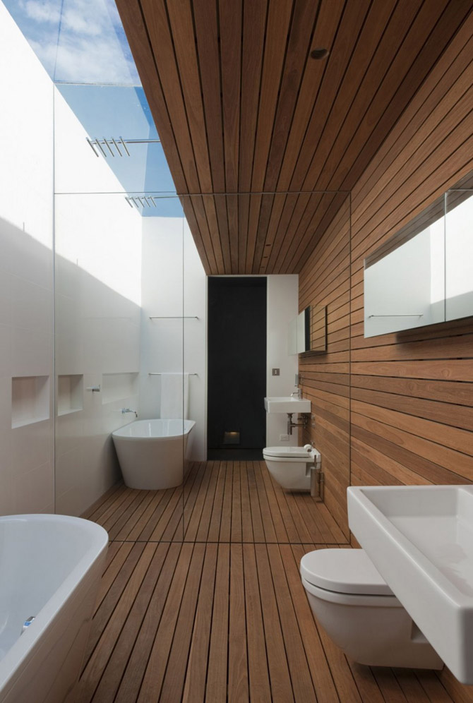 Moderná kúpeľňa s drevenou podlahou a obklady z dreva - 
