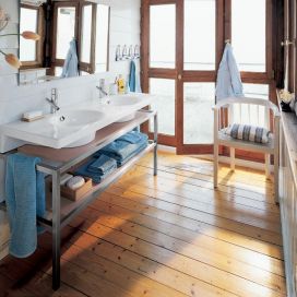 Kúpeľňa s drevenou podlahou