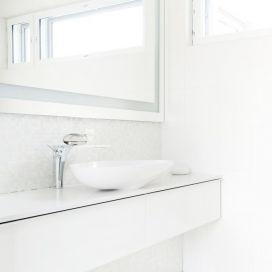 Biela moderná kúpeľňa Lenka Jureckova