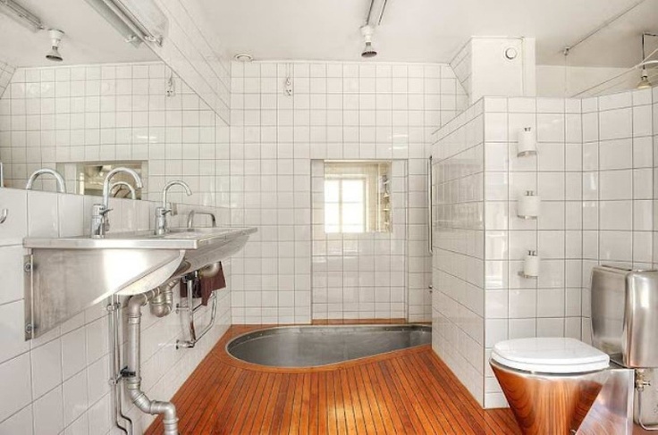 Kúpeľňa so zapustenou vaňou v drevenej podlahe - 