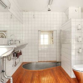 Kúpeľňa so zapustenou vaňou v drevenej podlahe Lenka Jureckova