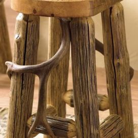 Barová stolička z prírodného dreva