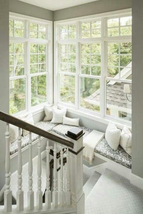 Okno na schodisku - 