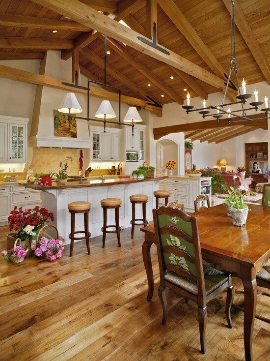 Kuchyňa v priestore s dreveným trámovým stropom - 