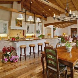 Kuchyňa v priestore s dreveným trámovým stropom