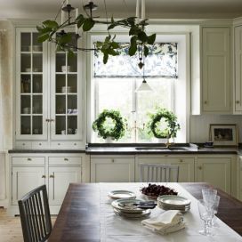 Biela kuchyňa s oknom