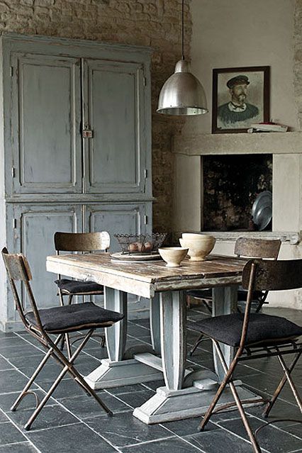 Podlaha a jedálenský stôl - 