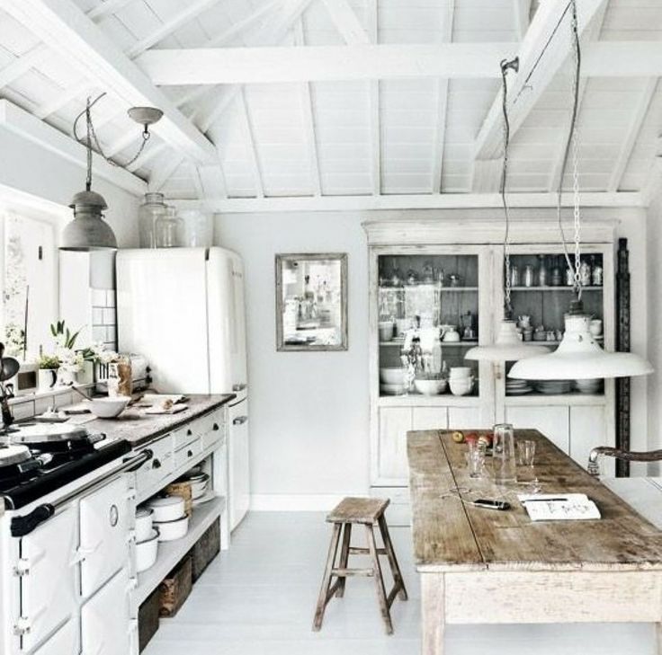 Biela kuchyňa s dreveným stolom - 