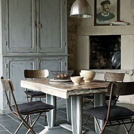 Podlaha a jedálenský stôl