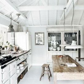 Biela kuchyňa s dreveným stolom