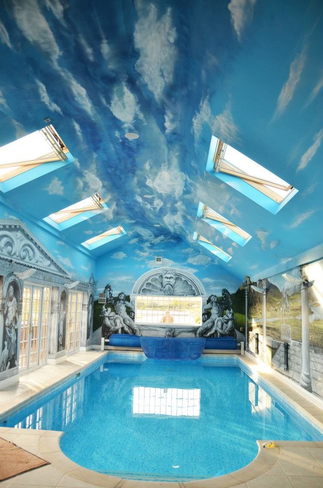 Vnútorný bazén a na strope namaľovaná obloha - 