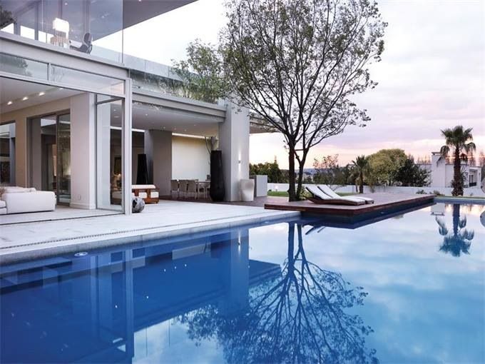 Veľký bazén pri moderné vily - 