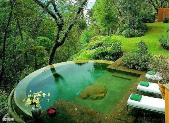 Bazén s prepadom zakomponovaný do záhrady - 