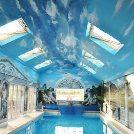 Vnútorný bazén a na strope namaľovaná obloha Claudia Fiserova