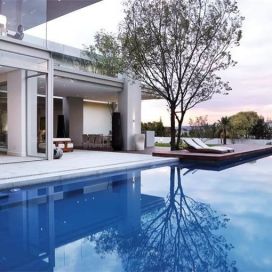 Veľký bazén pri moderné vily Claudia Fiserova