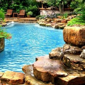 Prírodný bazén s množstvom kameňa Claudia Fiserova